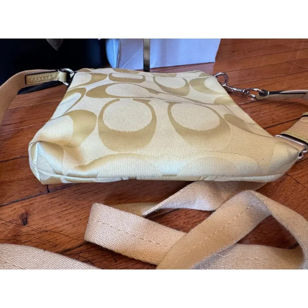 Vintage Coach Stripe Crossbody Classic Logo Design (pu100